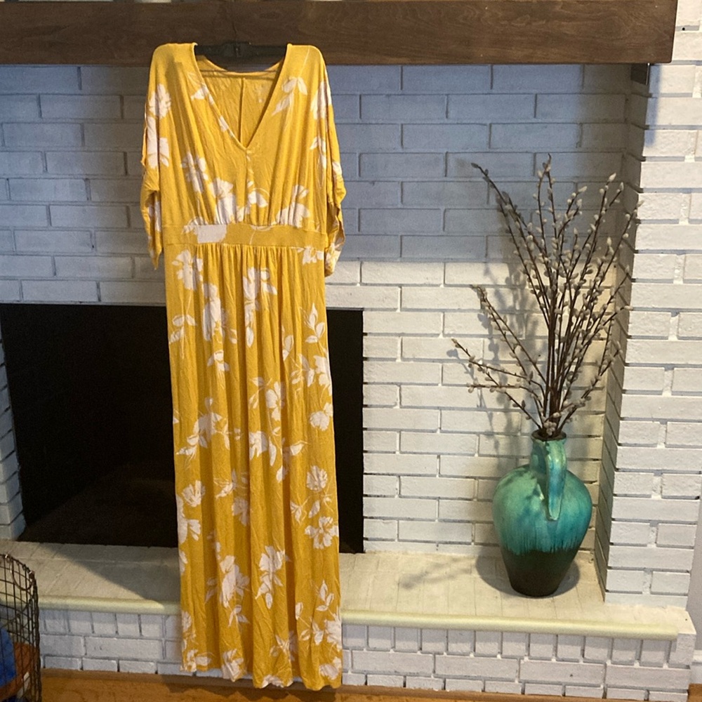 Yellow floral slit flutter sleeve maternity maxi, size M. So comfy!!!